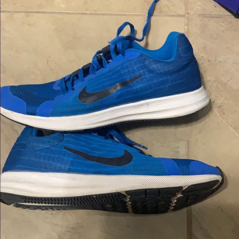 BLUE NIKE SHOES IN GREAT CONDITION!!! - Picture 4 of 6